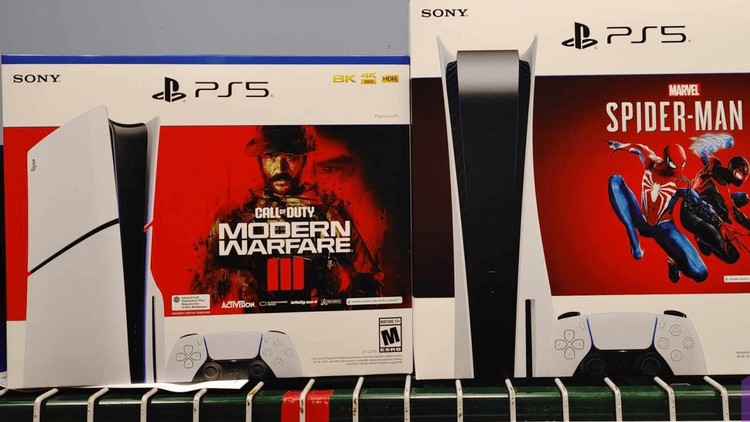 PS5 Slim w zestawie z Call of Duty: Modern Warfare 3. Zdjęcie konsoli w sieci