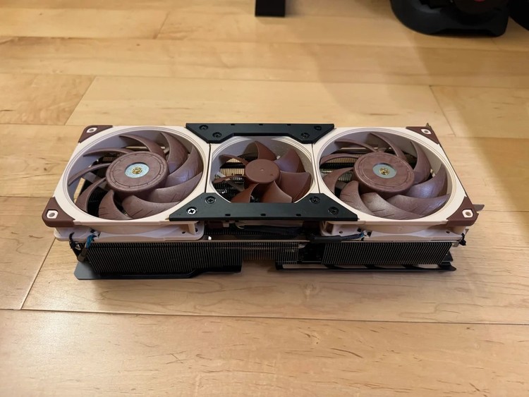 Redditorzy wyciszyli RTX 5080 i 5090 wydrukami z plastiku