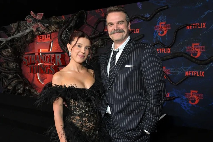 Millie Bobby Brown i David Harbour