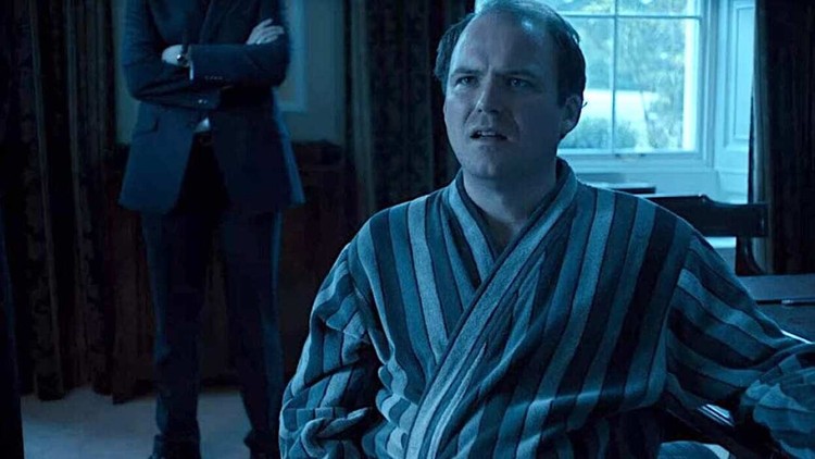 W pierwszym odcinku serialu, zatytułowanym Hymn państwowy, premier musi zrobić coś szokującego z?