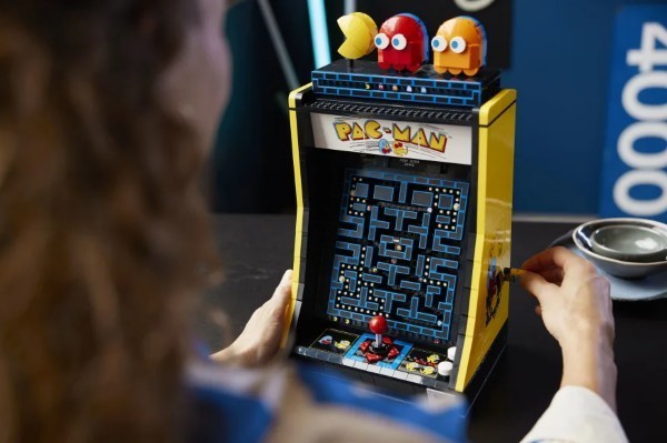Pac-Man kończy dzisiaj 43 lata. Lego świętuje urodziny nowym zestawem, który umożliwia zbudowanie automatu do gier 