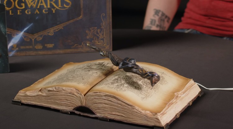 Lewitująca różdżka w Edycji Kolekcjonerskiej Hogwarts Legacy. Magiczne wydanie