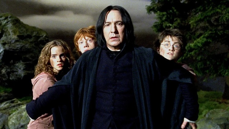 Kto uczy obrony przed czarną magią w trzecim roku?