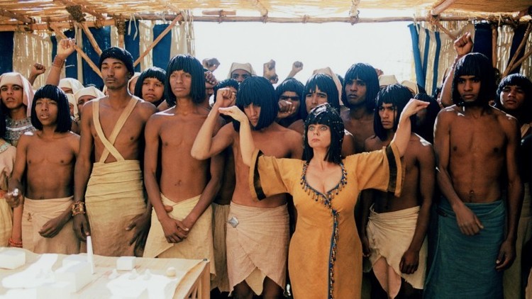 Ile godzin dziennie pracowali robotnicy przy budowie pałacu?