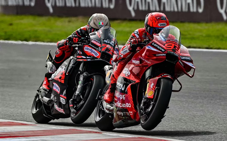 Od lewej: Marco Bezzecchi – Aprilia, Marc Marquez – Ducati