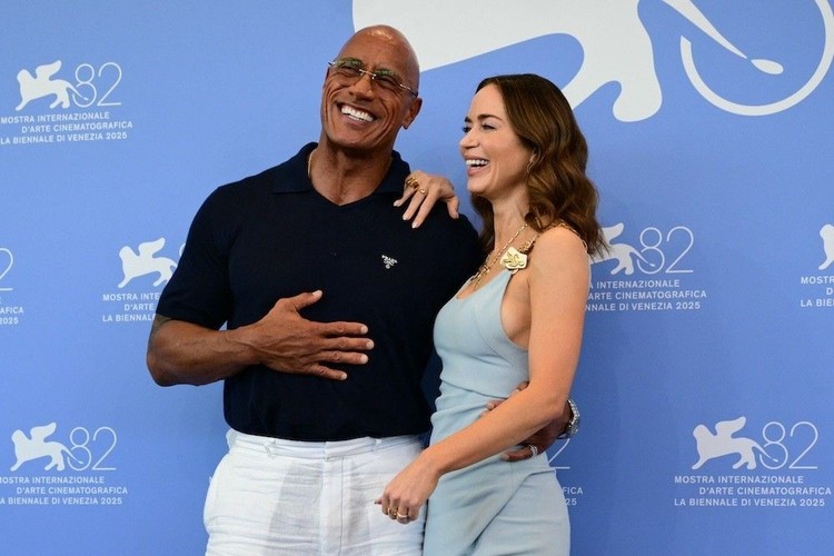 Dwayne Johnson i Emily Blunt podczas festiwalu w Wenecji
