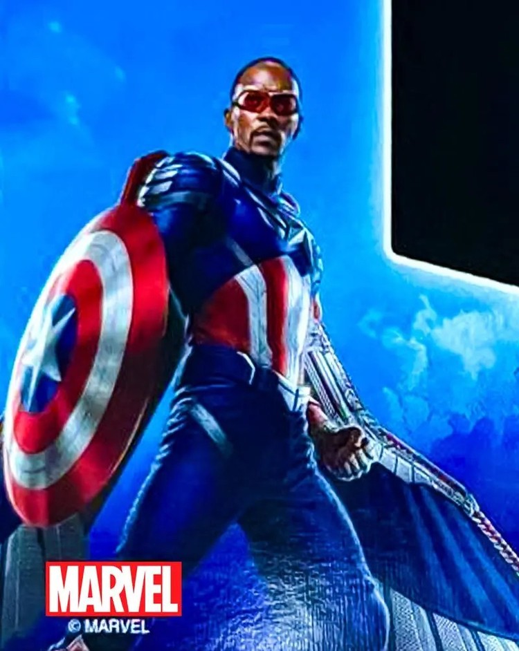 Captain America: Brave New World – wyciekło zdjęcie nowego kostiumu Kapitana Ameryki, Kapitan Ameryka z nowym wyglądem. Pierwsze zdjęcie prezentuje odświeżony strój