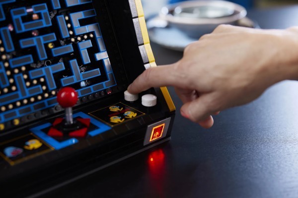 Pac-Man kończy dzisiaj 43 lata, Pac-Man kończy dzisiaj 43 lata. Lego świętuje urodziny nowym zestawem, który umożliwia zbudowanie automatu do gier 