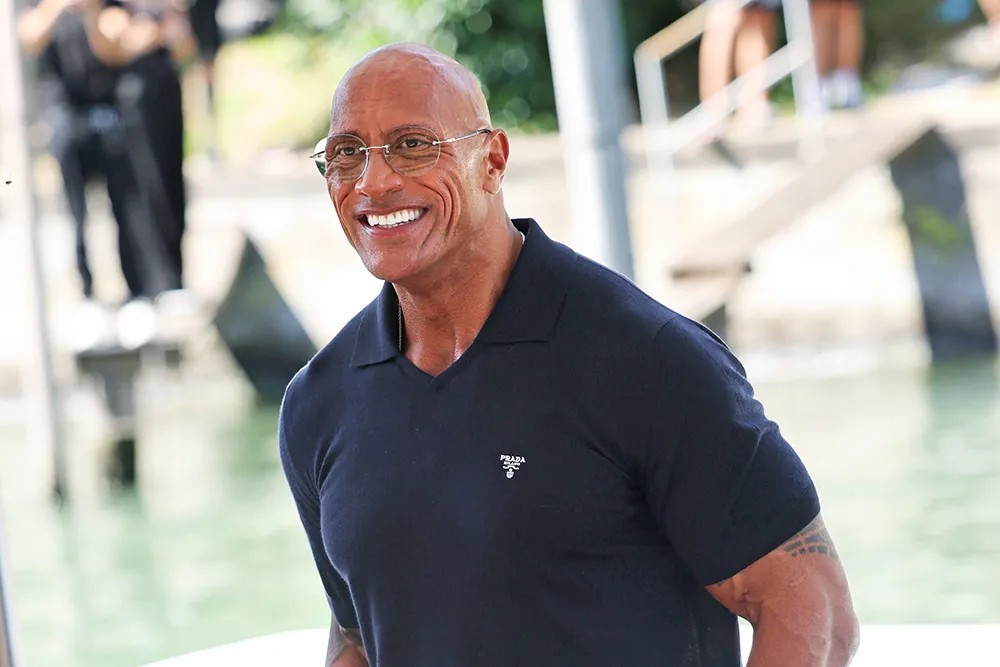 Dwayne Johnson zrzuca wagę do nowej roli. Rock zagra ekscentrycznego 70-latka z… kurczakiem u boku