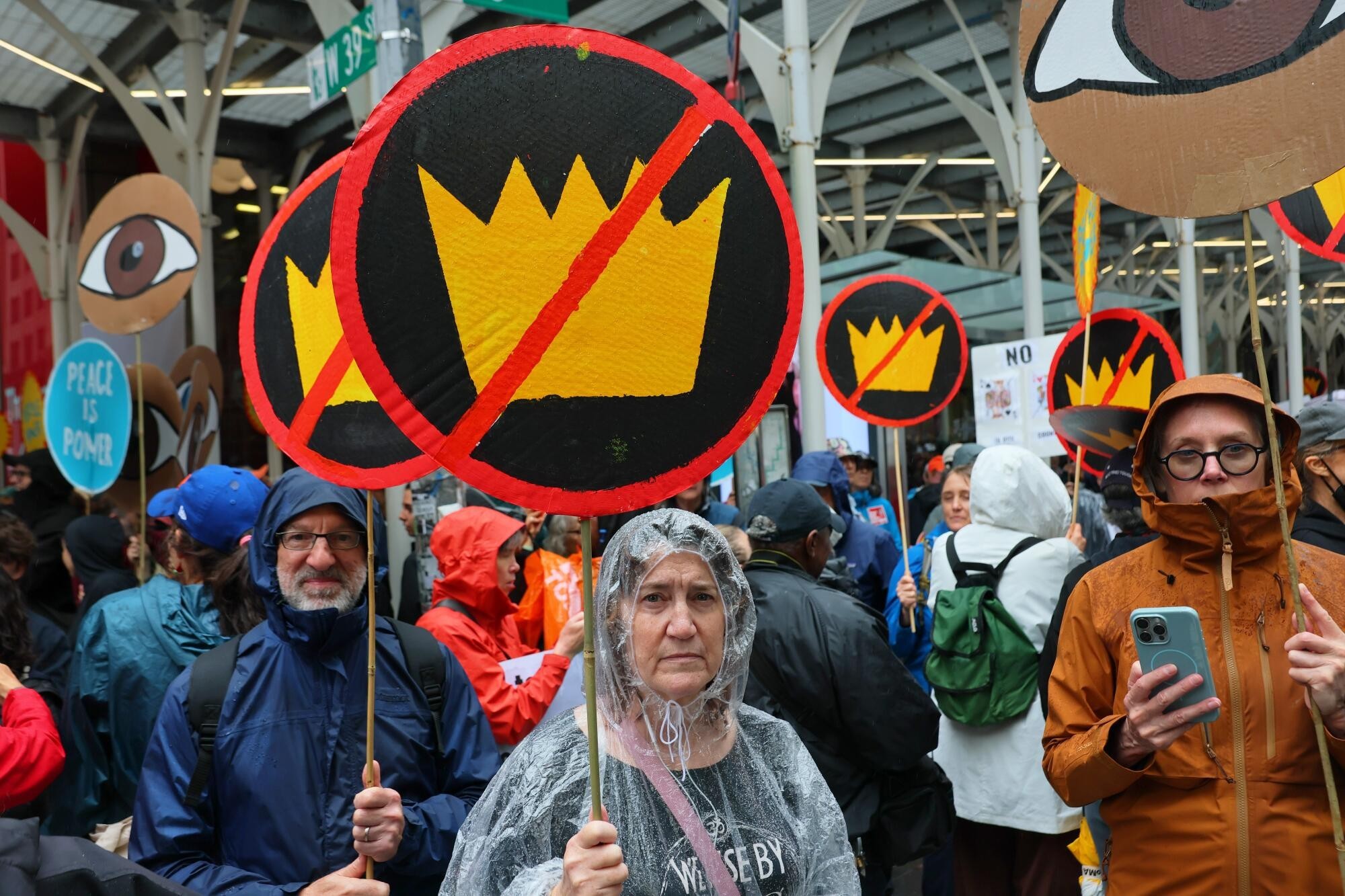 Aktorzy i celebryci protestują przeciwko polityce Donalda Trumpa. Nie chcą USA jako "królestwa"