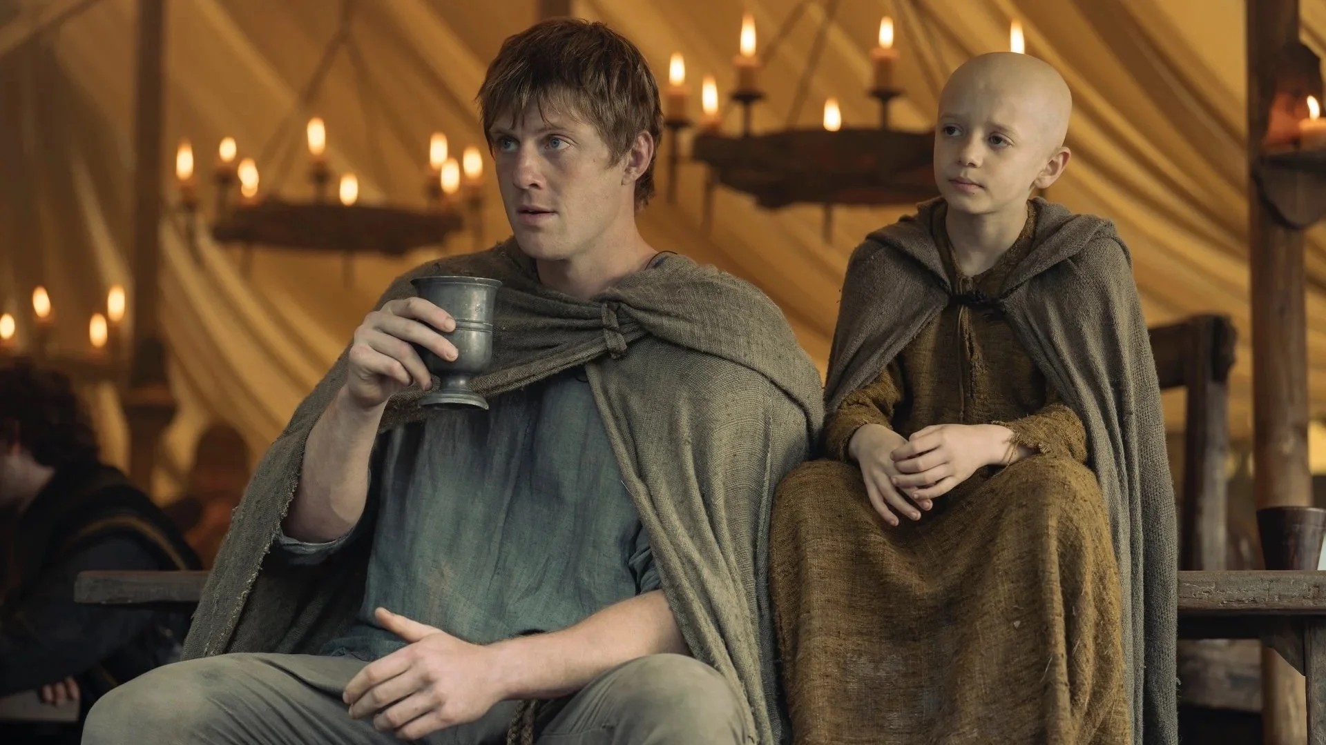 Bohater Rycerza Siedmiu Królestw jest jak „mniej seksowny Geralt z Rivii”. Aktor był zachwycony pierwszym sezonem Wiedźmina