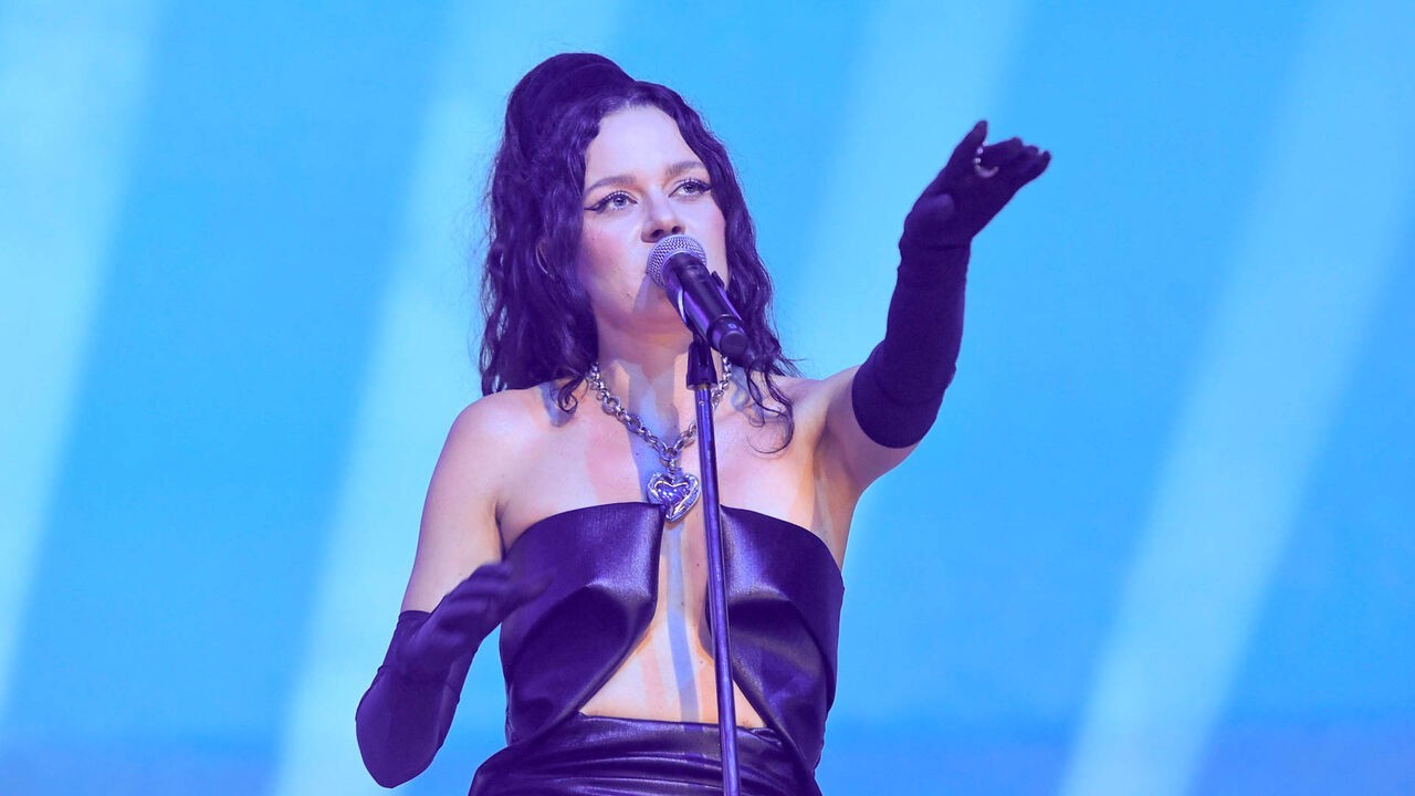Łączy mrok, teatralność i poetyckie teksty. Zmierzyła się z legendą i została artystką roku