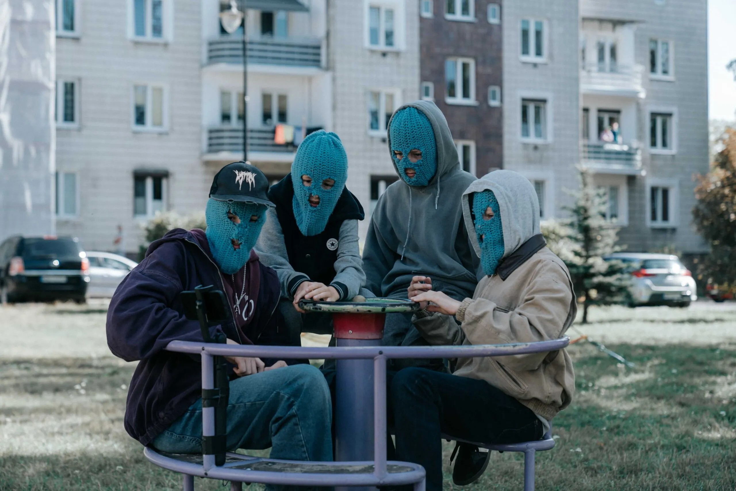 Ministranci - recenzja filmu. Biały strój, a myśli czarne