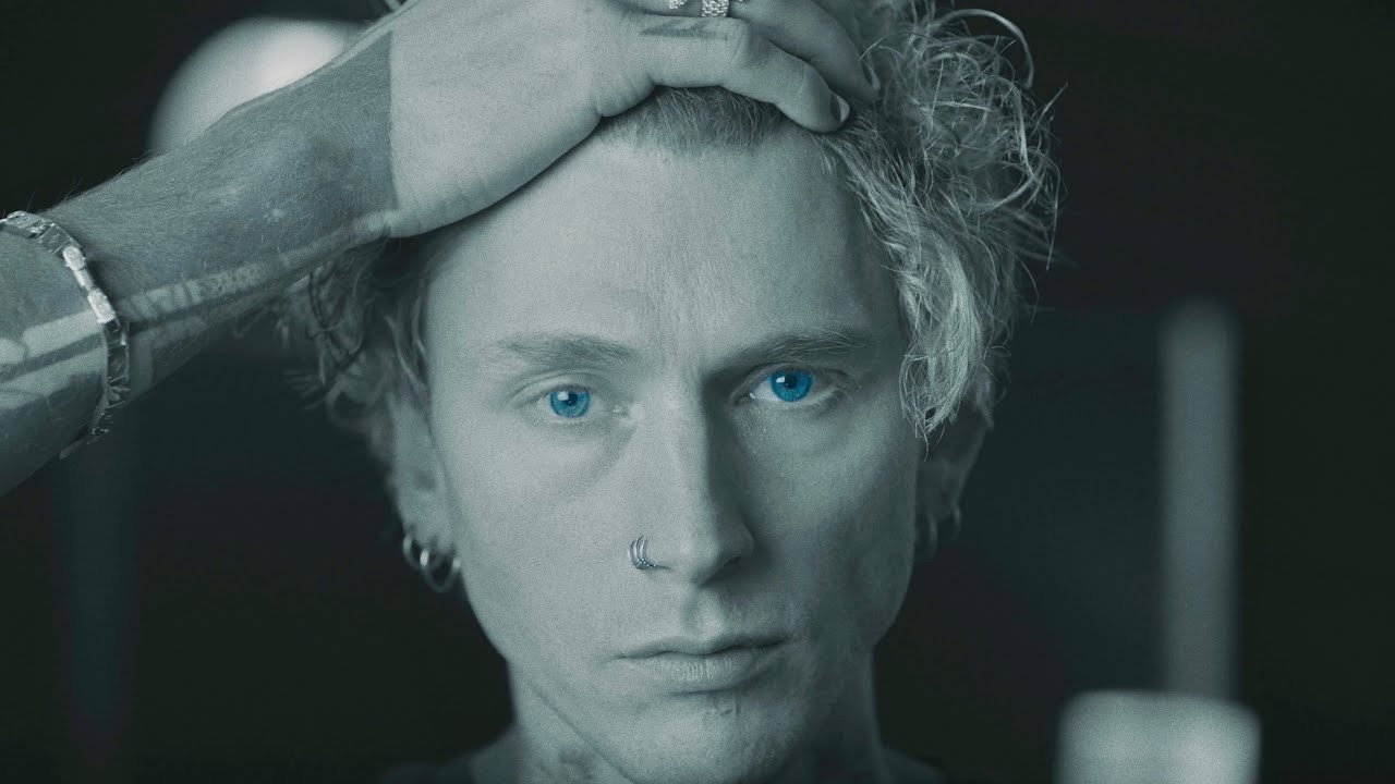 Machine Gun Kelly i Julia Wolf prezentują nową wersję „Iris” zespołu Goo Goo Dolls. Sprawdźcie jak im to wyszło