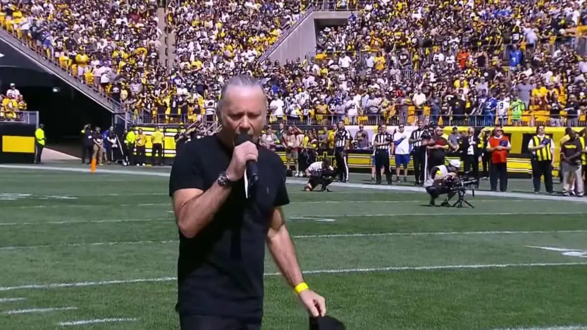 Bruce Dickinson z Iron Maiden zaśpiewał hymn USA na meczu NFL. Fani nie kryli zdziwienia