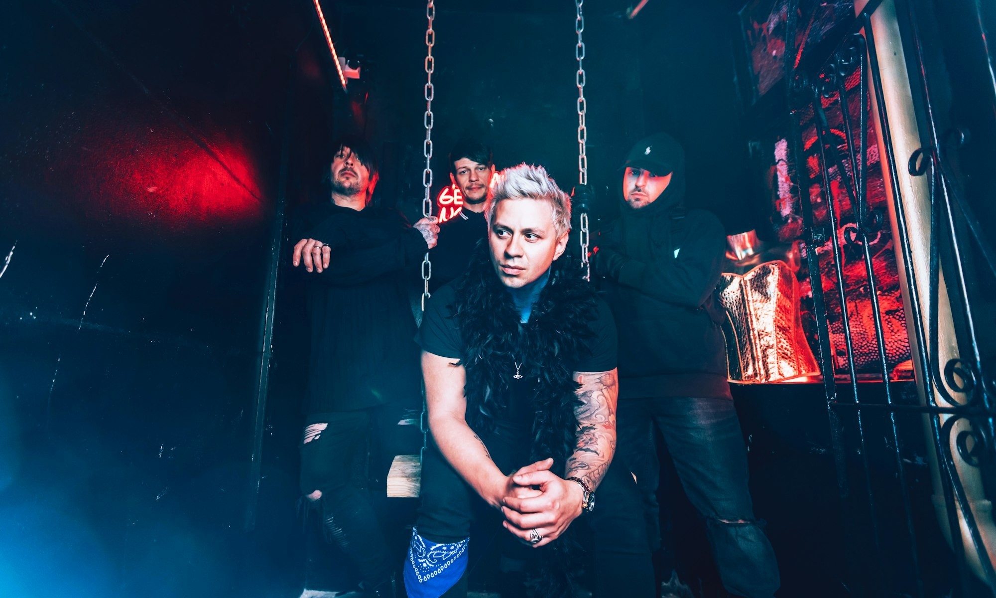 Call Me Amour prezentują nowy singiel "Wrong Direction". Oczywiście towarzyszy mu teledysk