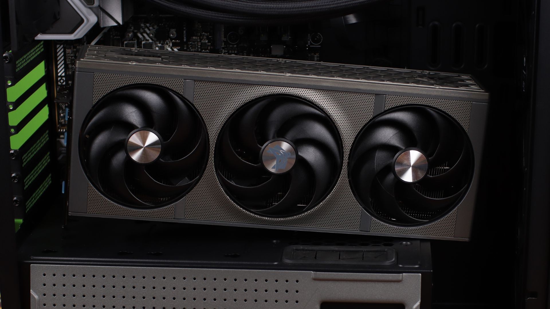 Sapphire RX 9070 XT NITRO+ w zgodzie z modą na ukrywanie przewodów