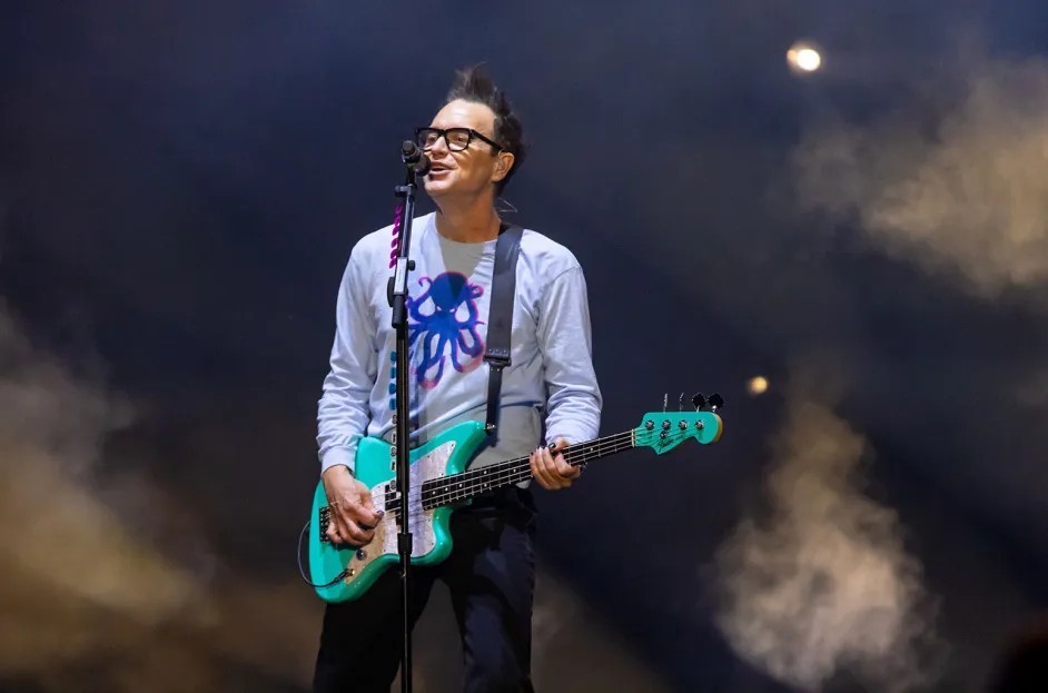 Mark Hoppus wspomina rywalizację Blink-182 z Green Day podczas trasy w 2002 roku. To było pomocne dla jego zespołu